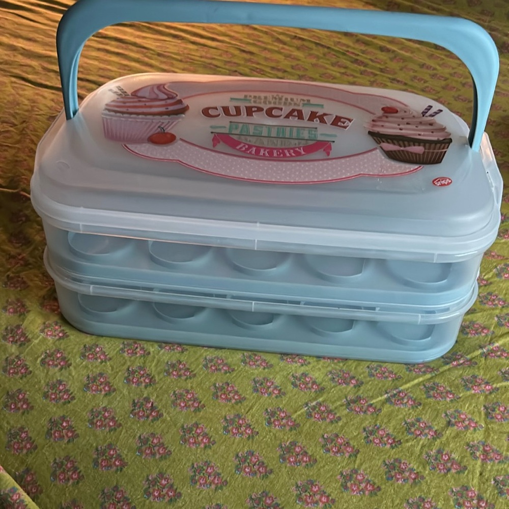 Cupcake Carrier W. Locking Handle Holds 24   7” high 16” wide